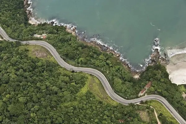 Rodovia Rio-Santos em Ubatuba Trecho da Rodovia Rio-Santos que passa por Ubatuba.